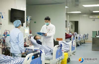 隆回县第二人民医院:血透病友送锦旗 赞许医生医术高