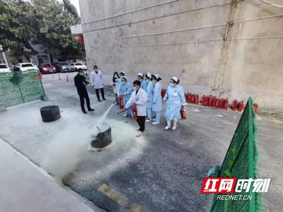 邵阳市第二人民医院组织安全生产(消防)应急帐篷逃生及灭火演练